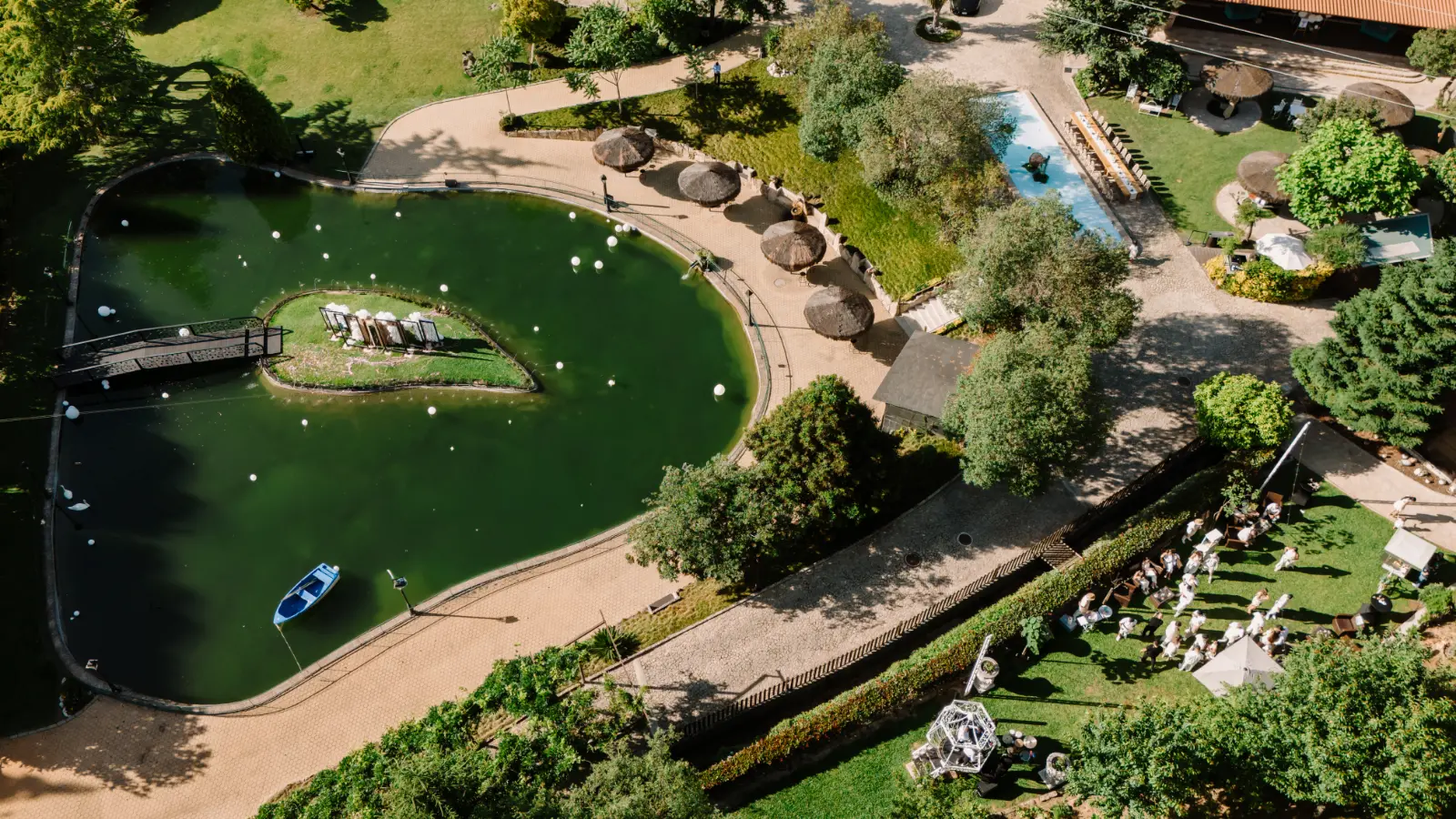 Vista aérea dos jardins, lago e espaços exteriores da Quinta da Costa
