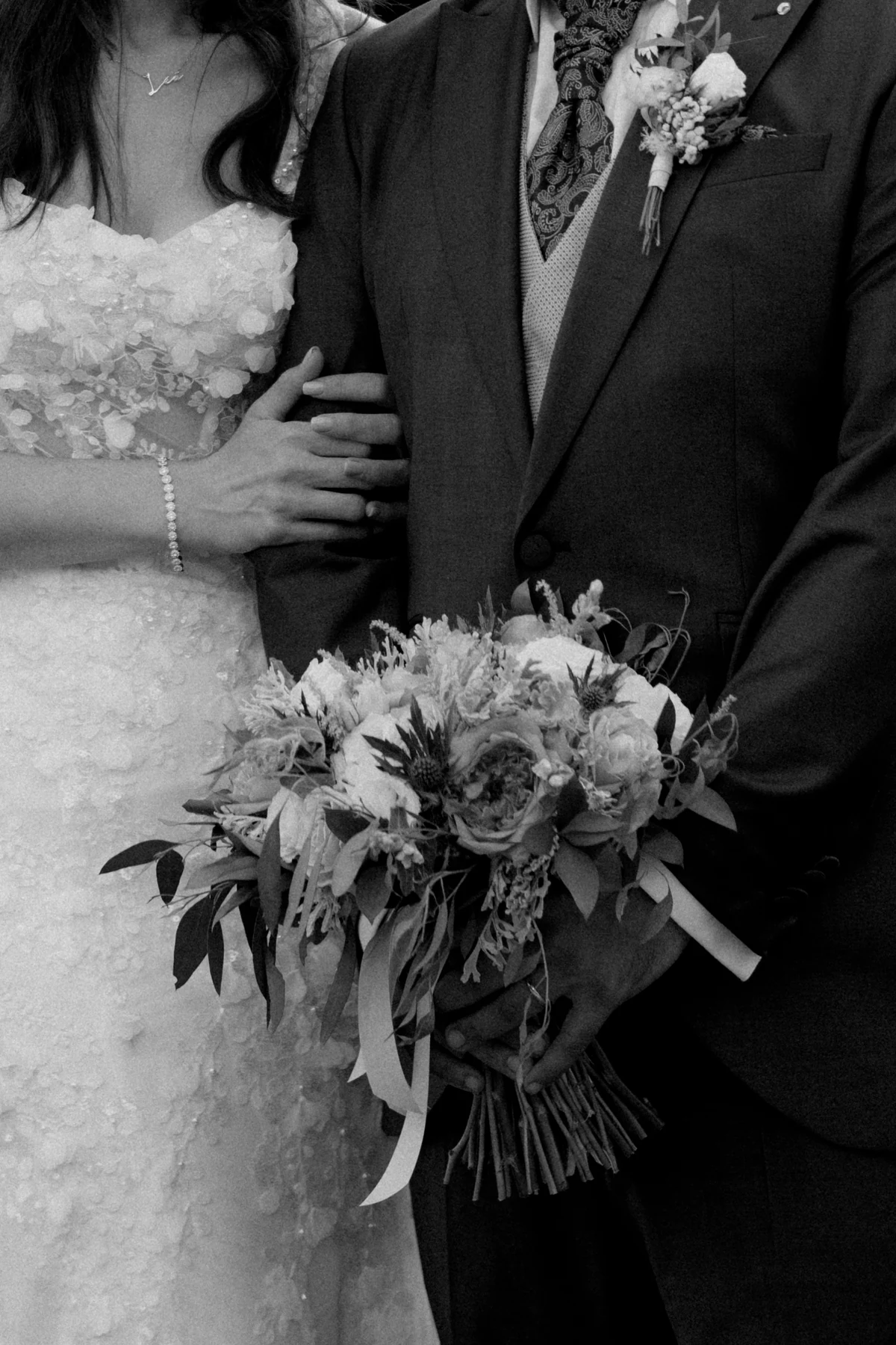 Detalhe do vestido de noiva, a preto e branco